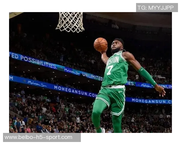 杰伦布朗半场高效得分27分继续展现超巨风采